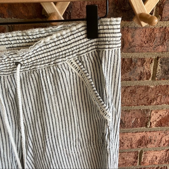 ✨5/$15 { JOLT } Black & White Striped Wide Leg Linen Pants - Picture 3 of 9